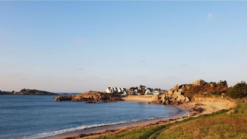Photo de la galerie de l'établissement Maisonnette de charme à 400m de la plage à TREGASTEL - Réf 64, à Trégastel