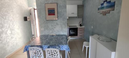 Kuchyň nebo kuchyňský kout v ubytování OLTRE CONFINE fronte mare