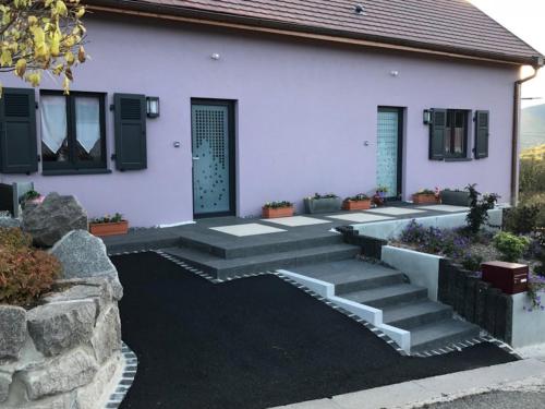 ein weißes Haus mit einer Treppe davor in der Unterkunft Gites aux deux Hameaux 2 in Saint-Pierre-Bois