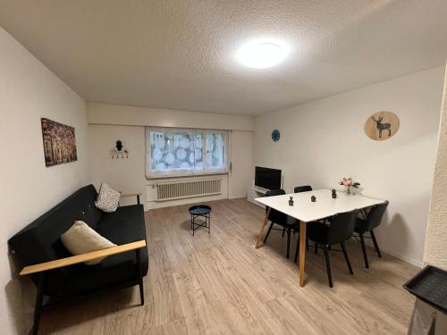 un soggiorno con divano e tavolo di 2.5 Rooms Furnished Family Apartment in Luzern-44 a Lucerna