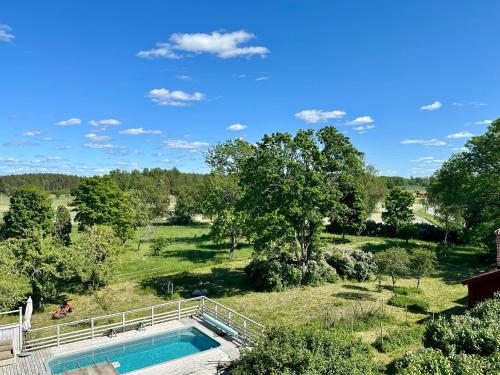 una vista aérea de una piscina en un campo con árboles en Heritage-listed country cottages en Eskilstuna