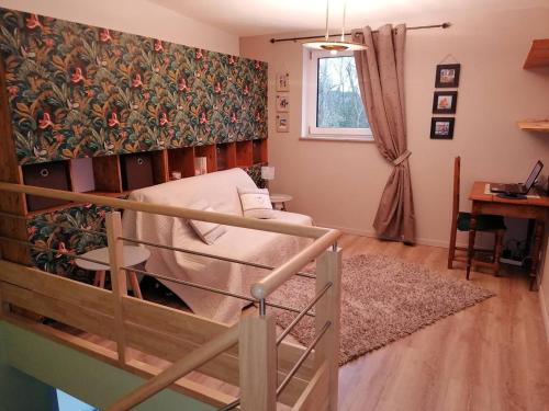 - une chambre avec des lits superposés et un mur fleuri dans l'établissement Villa en bois récente avec jardin, WIFI à 800m du centre de TREBEURDEN - Réf 668, à Trébeurden