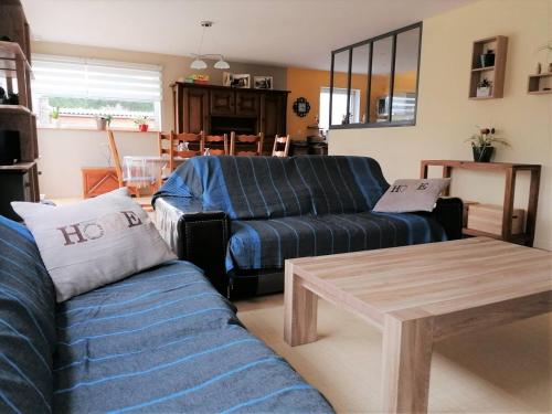 un salon avec deux canapés et une table basse dans l'établissement Villa en bois récente avec jardin, WIFI à 800m du centre de TREBEURDEN - Réf 668, à Trébeurden