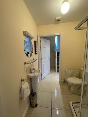 La salle de bains est pourvue d'un lavabo et de toilettes. dans l'établissement Glor Na Farraige 15, à Knights Town
