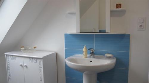 La salle de bains est pourvue d'un lavabo, de toilettes et d'un miroir. dans l'établissement Belle maison 3 etoiles dans la station touristique de Trebeurden à 1km de la mer - Réf 670, à Trébeurden