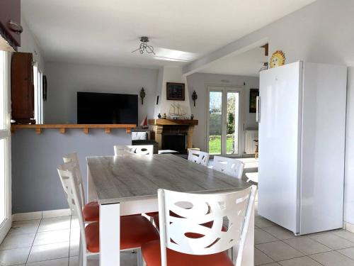 une cuisine et une salle à manger avec une table et des chaises dans l'établissement Maison VUE MER, jardin, terrasse, WIFI, au SUD, à TREBEURDEN - Réf 663, à Trébeurden