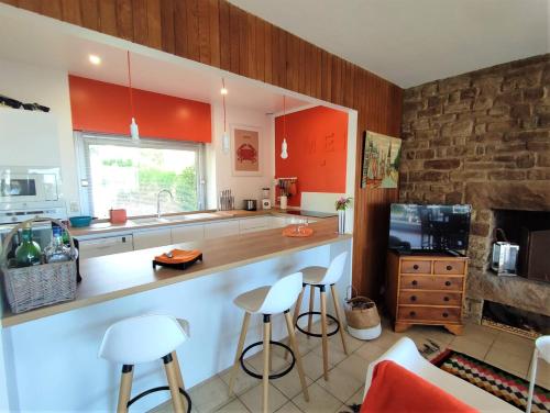 Kuchyňa alebo kuchynka v ubytovaní Villa vue mer avec terrasse de 50m2 donnant sur la plage de Goas Treiz à TREBEURDEN Ref-674