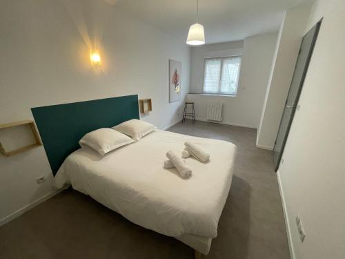 1 dormitorio con 1 cama grande y 2 toallas. en APPARTEMENT T3 hyper centre numéro 002, en Roanne
