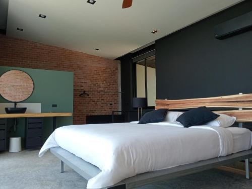 Cama o camas de una habitación en Sky Lofts Phuket 2