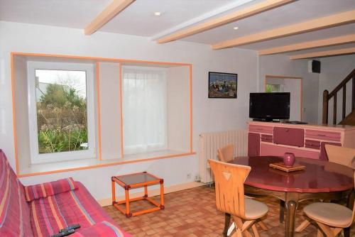 un salon avec une table et un canapé dans l'établissement Maison bretonne avec une jolie cour fermée et fleurie avec WIFI à TREBEURDEN - Réf 679, à Trébeurden