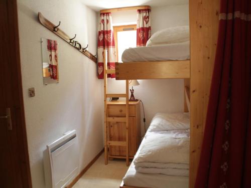 シャテルにあるAppartement Châtel, 2 pièces, 5 personnes - FR-1-200-260のベッドルーム1室(二段ベッド2台、窓付)が備わります。