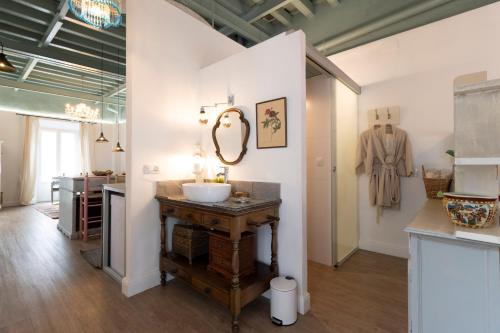 a bathroom with a sink and a mirror on the wall at 3 Apartamentos Independientes en Casa Palacio in San Fernando