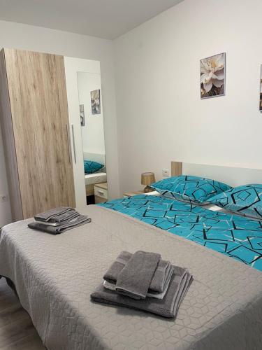 - une chambre avec un lit et des serviettes dans l'établissement Anamaria, à Kaštela