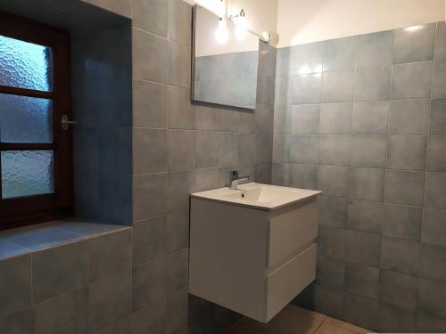 Kúpeľňa v ubytovaní Maison bretonne à 300m de la mer avec cour et jardin clos à PLEUMEUR-BODOU - Réf 693