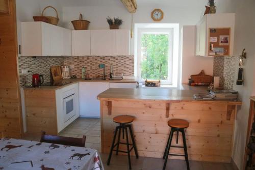 Nhà bếp/bếp nhỏ tại Maison de 3 chambres avec jardin clos a Chateauneuf d'Oze