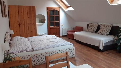 En eller flere senge i et værelse på ubytování U Šeniglů
