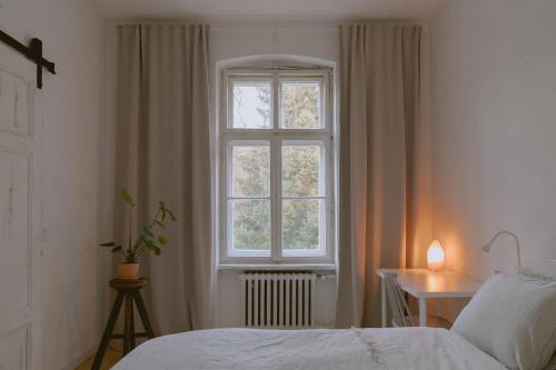 Schlafzimmer mit einem Bett und einem Fenster in der Unterkunft Alfreda in Sokołowsko