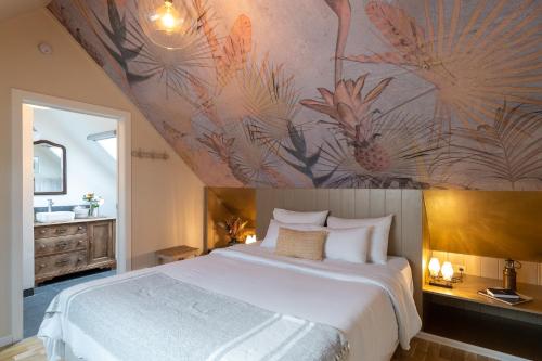 B&B Woods and Wine في آز: غرفة نوم مع سرير كبير مع لوحة جدارية على الحائط
