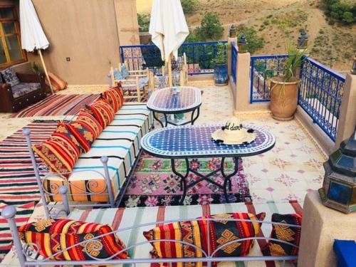 Un balcón o terraza de Riad Dar Omar