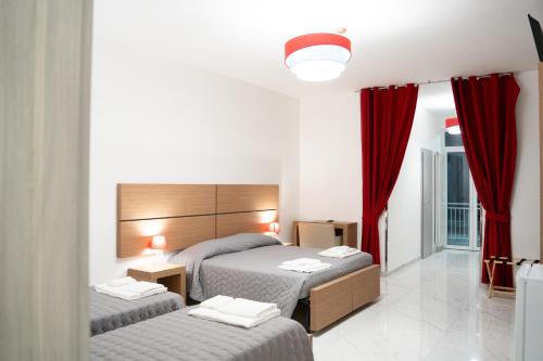 Posteľ alebo postele v izbe v ubytovaní San Cataldo Hotel