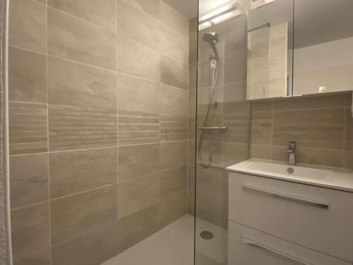 une salle de bain avec douche et lavabo dans l'établissement Appartement VUE MER EXCEPTIONNELLE avec WIFI à TREGASTEL - Réf 729, à Trégastel