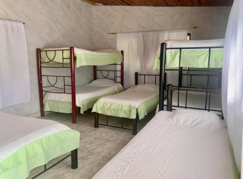 um quarto com 3 beliches e 2 camas em Villa Catalina em Rivera