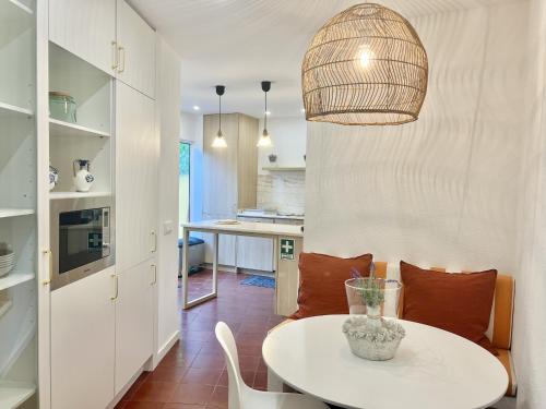 uma cozinha e sala de jantar com uma mesa branca e cadeiras em 2Room Cozy Apartment Center Caparica em Costa da Caparica