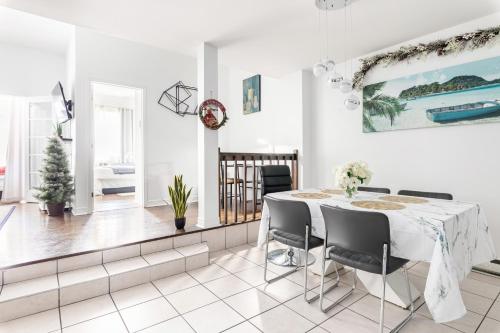 a dining room with a table and chairs at Luxueux condo au cœur de Québec! in Quebec City