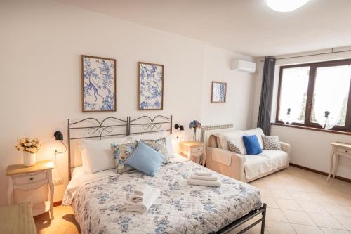 ein Schlafzimmer mit einem Bett und einem Sofa darin in der Unterkunft La Pineta Assisi in Assisi