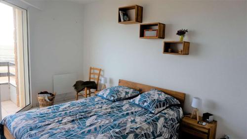 Ένα ή περισσότερα κρεβάτια σε δωμάτιο στο Appartement VUE SUR MER avec WIFI et terrasse à PERROS-GUIREC Ref-816