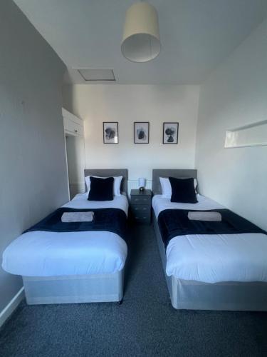 pokój z 2 łóżkami w pokoju hotelowym w obiekcie No. 73 w Liverpoolu