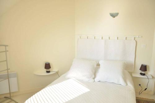 Ένα ή περισσότερα κρεβάτια σε δωμάτιο στο Superbe appartement duplex au centre de TREGASTEL vue sur mer - Réf 745