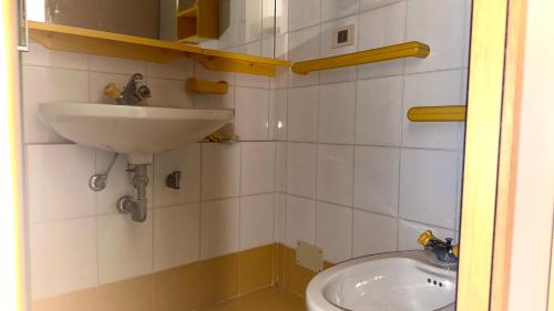 ein Bad mit einem Waschbecken und einem WC in der Unterkunft SE068 - Senigallia, bilocale sul mare al residence Piramidi in Scapezzano