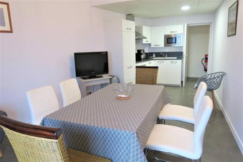 une salle à manger avec une table et des chaises et une cuisine dans l'établissement Appartement 6 pers avec WIFI, vue sur mer et le port à PERROS-GUIREC - Réf 821, à Perros-Guirec