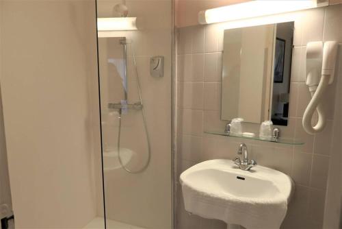 Kúpeľňa v ubytovaní Appartement 6 pers avec WIFI, vue sur mer et le port à PERROS-GUIREC - Réf 821