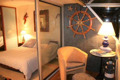ein Schlafzimmer mit einem Bett und einem Rad an der Wand in der Unterkunft Bel appartement rénové VUE PANORAMIQUE SUR MER à PERROS-GUIREC - ref 822 in Perros-Guirec