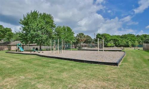 einen Park mit Spielplatz mit Schaukel in der Unterkunft 13839 sheri hollow ln in Houston