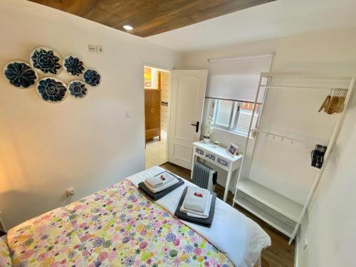 um quarto com uma cama com uma bandeja em Flat Graça 48 em Lisboa