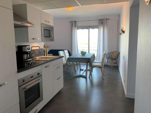une cuisine avec une table et une salle à manger dans l'établissement Superbe appartement TRES BELLE VUE MER à PERROS-GUIREC - Réf 824, à Perros-Guirec