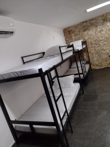 Двухъярусная кровать или двухъярусные кровати в номере Arcos Da Lapa Hostel