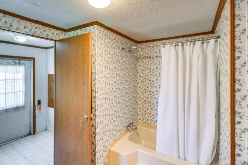 La salle de bains est pourvue d'une baignoire et d'un rideau de douche. dans l'établissement Valley View Lodge Rural Home in Bridgeport!, 