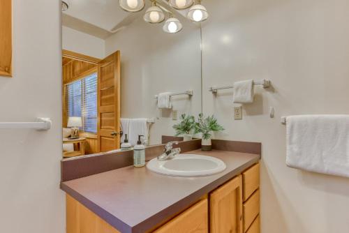 W łazience znajduje się umywalka i lustro. w obiekcie Sno-Bird #10 w mieście Government Camp