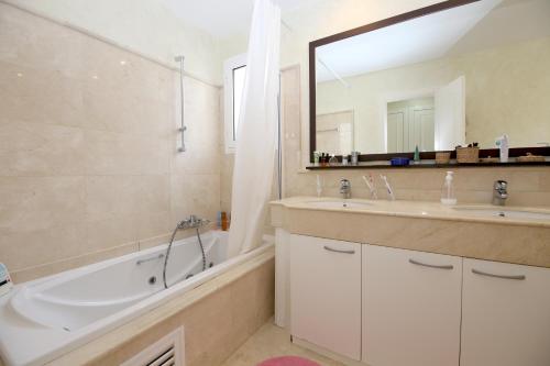 San Pedro Beachside Apartment ABRIL
