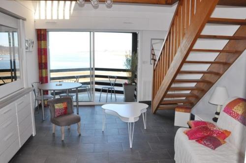 - un salon avec un escalier, une table et des chaises dans l'établissement Appartement belle vue sur mer 3 étoiles à PERROS-GUIREC - ref 836, à Perros-Guirec