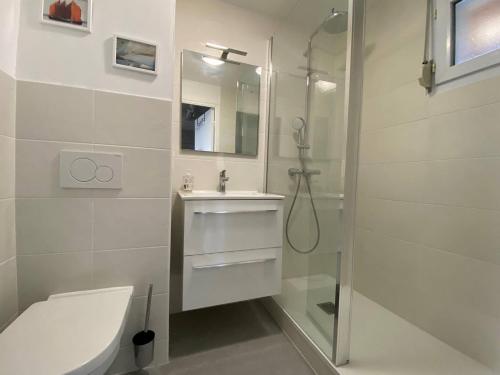 Ένα μπάνιο στο Appartement belle vue sur mer 3 étoiles à PERROS-GUIREC - ref 836
