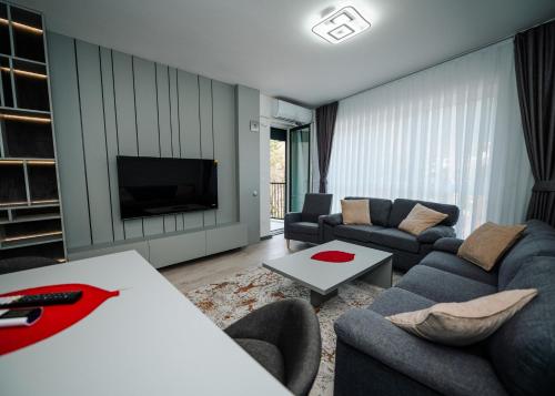 sala de estar con sofá y TV en Nil's Apartments, en Peje