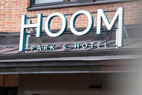 una señal para un hotel al lado de un edificio en HOOM Park & Hotel, en Solna