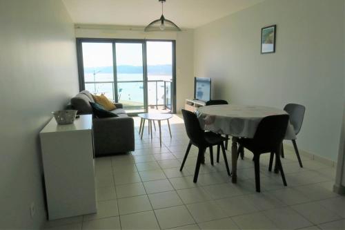 un salon avec une table, des chaises et un canapé dans l'établissement Bel appartement rénové avec WIFI VUE SUR MER à PERROS-GUIREC - Réf 843, à Perros-Guirec