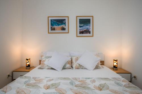 En eller flere senge i et værelse på Charming Apartments Rose 1&2 with pool