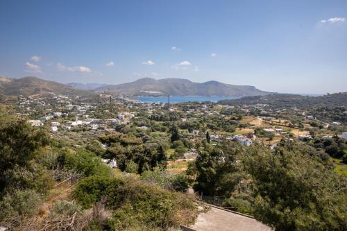 - une vue sur une ville depuis une colline avec un lac dans l'établissement Nick and Bill's Family House Leros, à Vromolithos